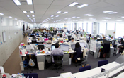 東京支社33Fオフィス内。社長も役員も同じ場所に机を並べています。