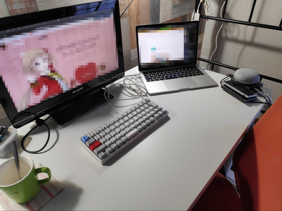 バックエンドヒューマンのデスク