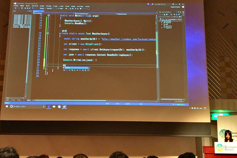 （写真：Developers Summit 2017 でライブコーディング(みんなの前でプログラミング)をしている私の写真）