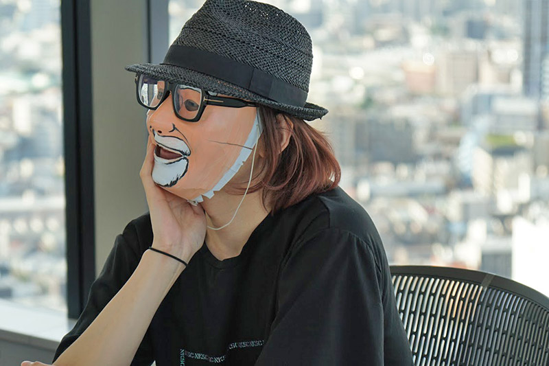 画面の前にいる視聴者に語りかける