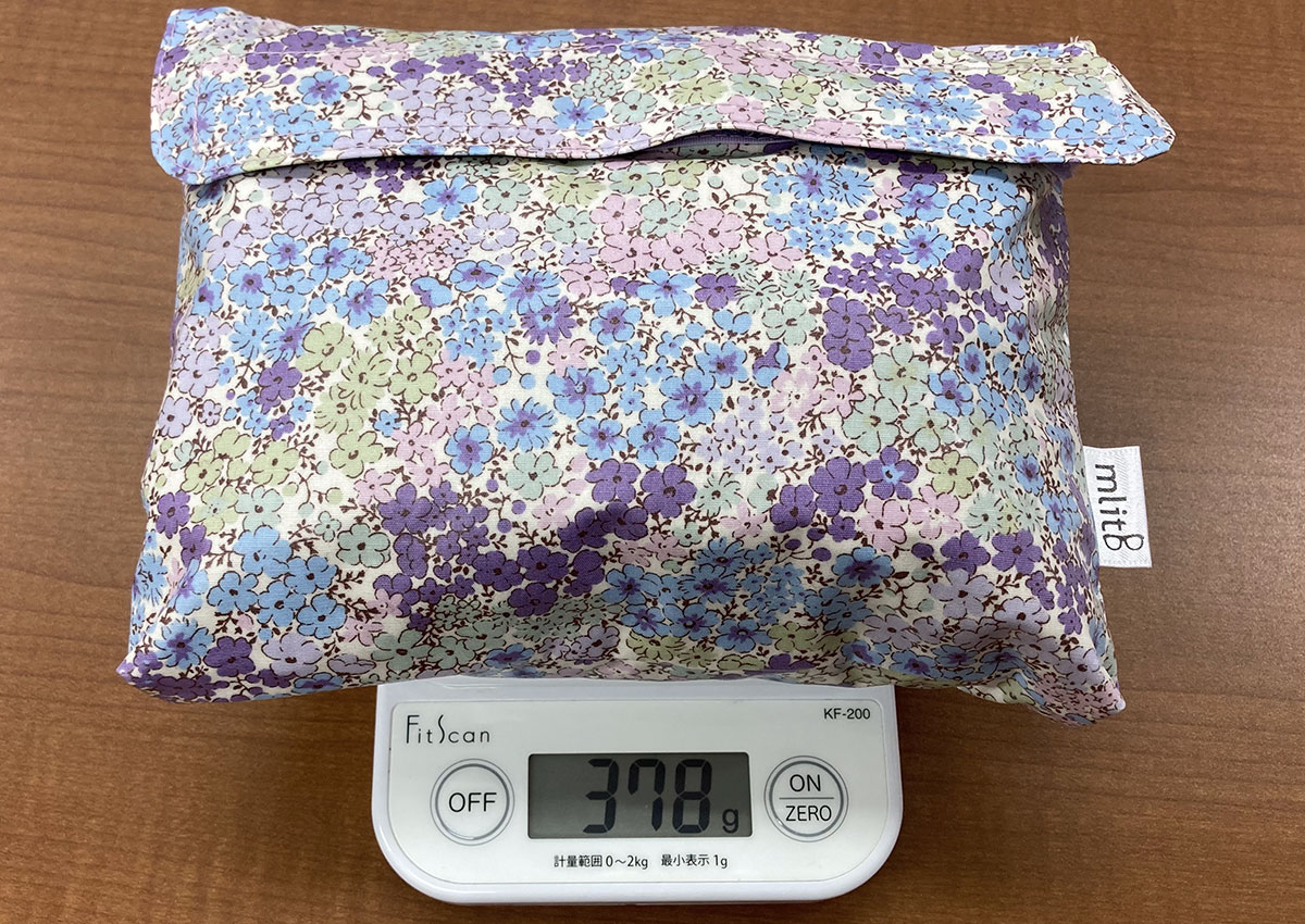 （穂川さんらしい防災ポーチの完成！ こんなに入れても378gで収まりました）