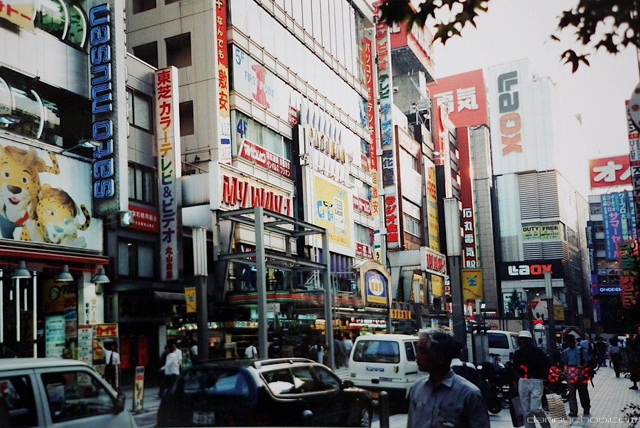 ▲出典：1995年の秋葉原駅前（photo by Danny Choo）