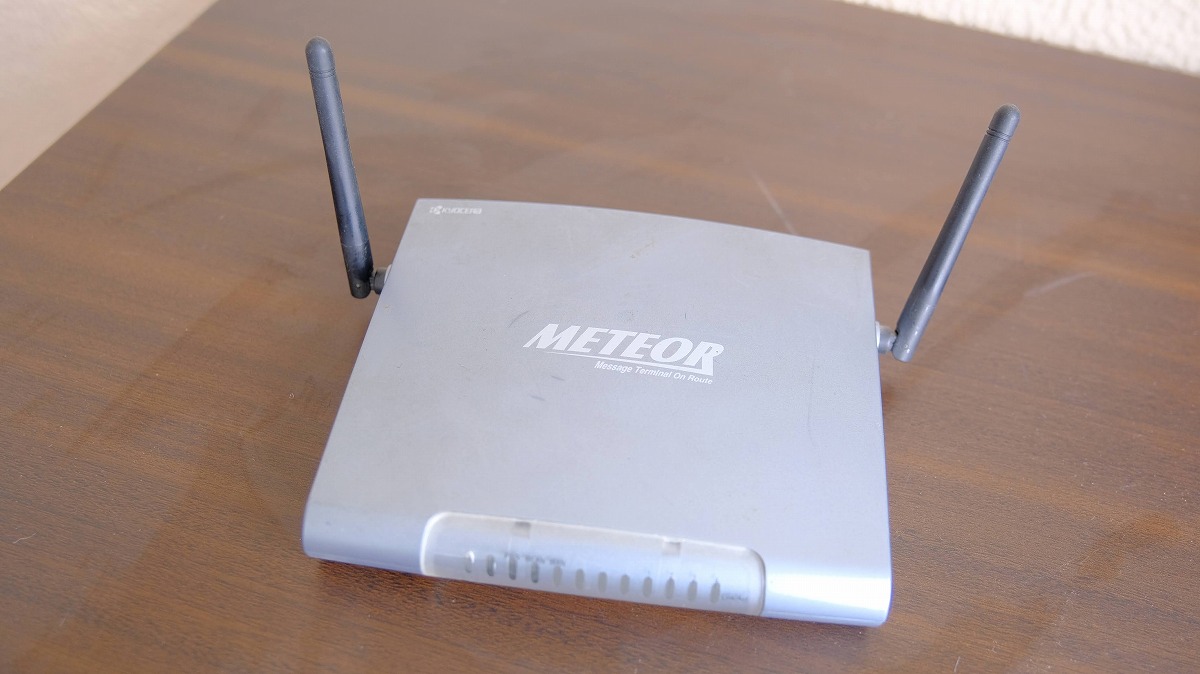 ▲当時使っていた無線LANルータ、KY-BR-WL200（京セラ）。11Mbpsまでの低速規格だったが、十分だった。