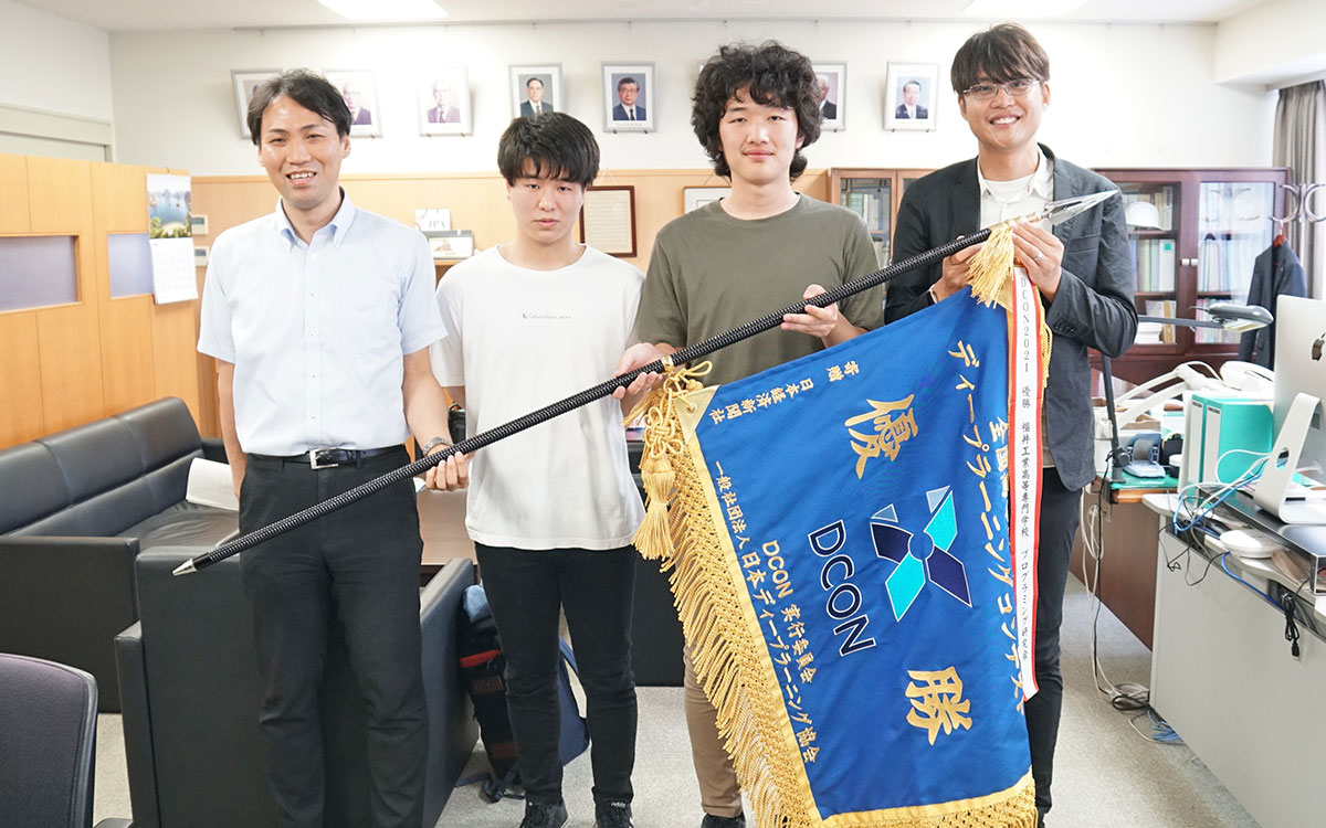 左から福井工業高等専門学校 プログラミング研究会  村田知也先生（指導教員）、小川大翔さん、前川蒼さん、田中邦裕（撮影時のみ、マスクを外しています）
