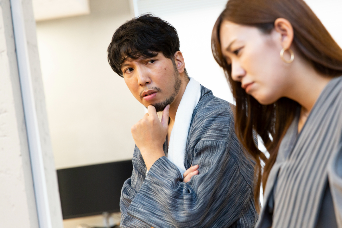 斎藤が画像岡を不審がる画像