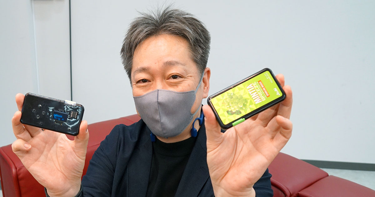 （作ることは楽しいと語る荒木さん。ミンティアケースを加工して作ったインベーダーゲームを見せてくれた）