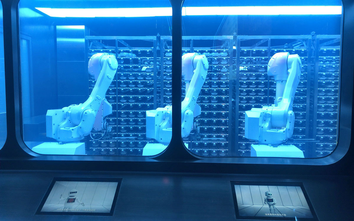 （客の注文を受けてロボットが具材を取るハイテク火鍋屋）