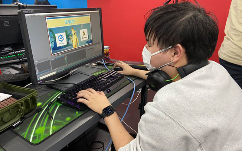 eスポーツ大会の配信をおこなっている学生の様子  （▲出典：大阪アニメ・声優&eスポーツ専門学校-Twitter）