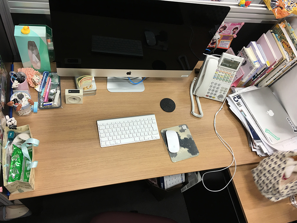 UI/UXチームデザイナー（女性）のデスク画像
