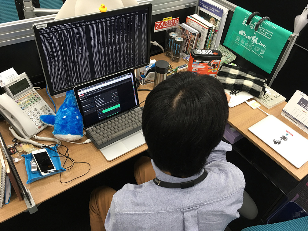 VPSチームのプロデューサー（男性）のデスク画像