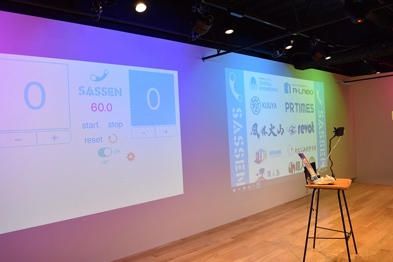 ステージの壁面に投影されたアプリの判定画面（左側）