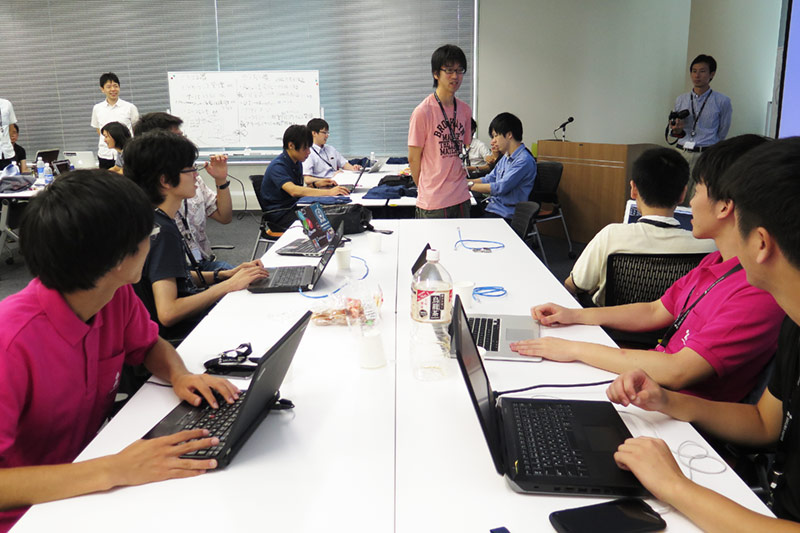 なかなか解決できない（お手上げ状態の）インターン生を見かねて、当社社員がアドバイス。